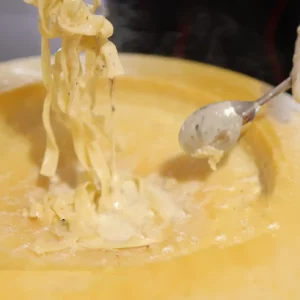 pate flambée dans la meule de parmesan