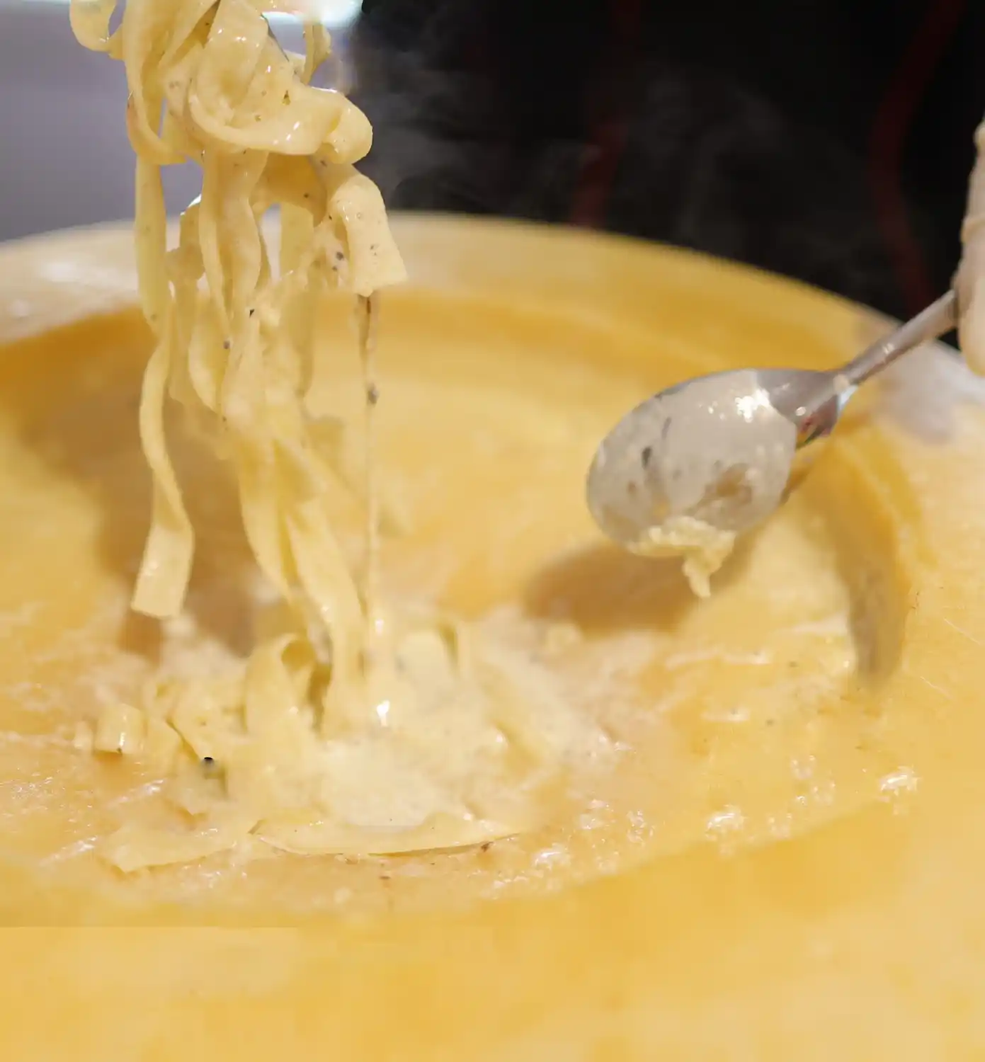 paella-y-fiesta-pate-flambee-meule-de-parmesan pate flambée dans la meule de parmesan